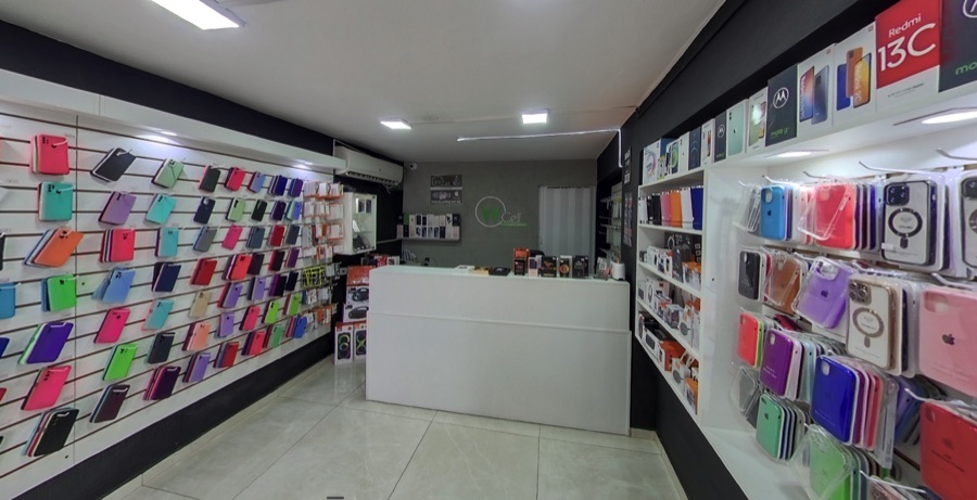 Loja WCell Assistência Técnica em Jacarezinho — PR: iPhone, Xiaomi, capinhas, películas e acessórios expostos nas prateleiras